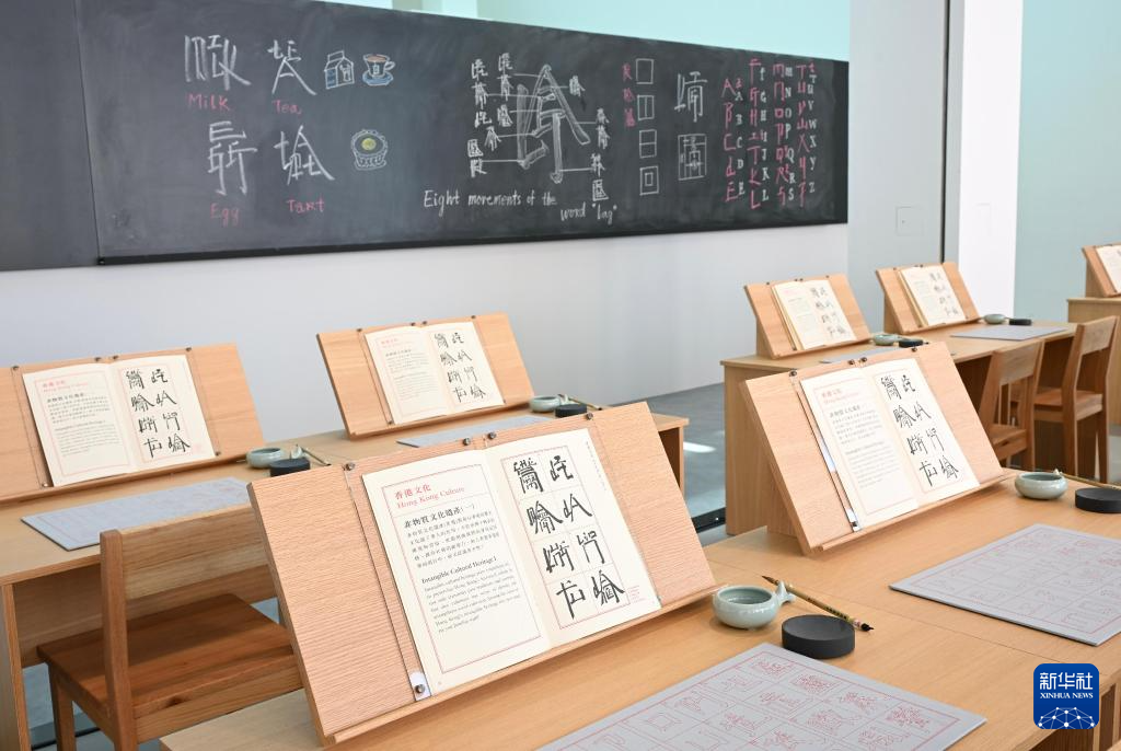 3月25日，“想東想西——英文方塊字書法教室”展覽在香港藝術(shù)館舉辦傳媒預(yù)展。新華社發(fā)