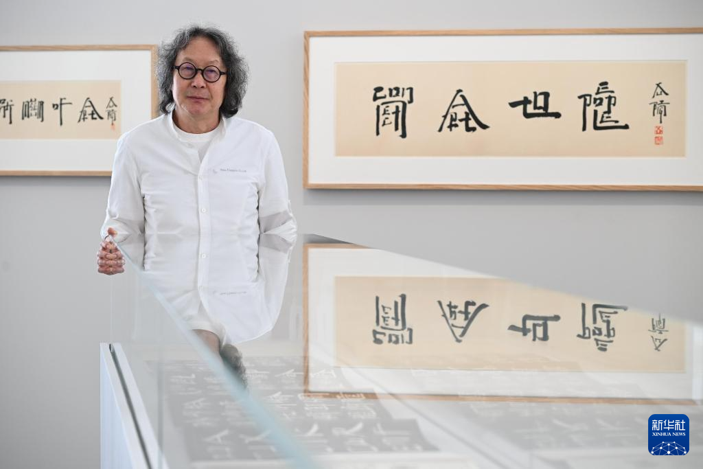 3月25日，“想東想西——英文方塊字書法教室”展覽在香港藝術(shù)館舉辦傳媒預(yù)展。新華社發(fā)