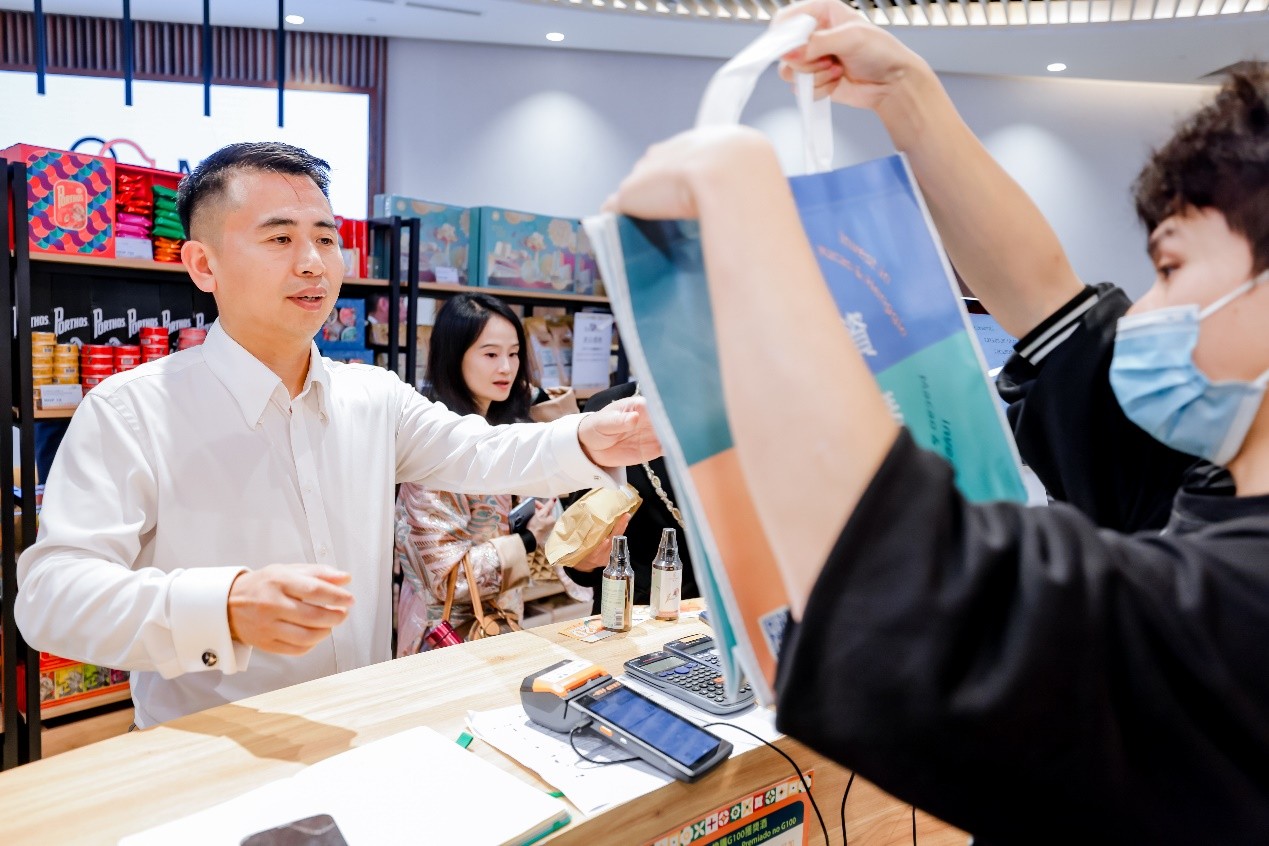 市民和游客采購體驗(yàn)葡語國家特色商品。主辦方供圖