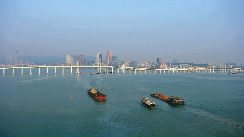 圖為澳門半島沿岸風(fēng)光及熙來攘往的澳門水道。澳門特區(qū)海事及水務(wù)局供圖