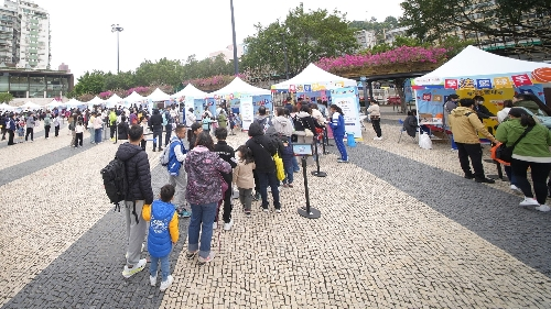 圖為嘉年華活動(dòng)的普法攤位吸引市民參與。主辦方供圖