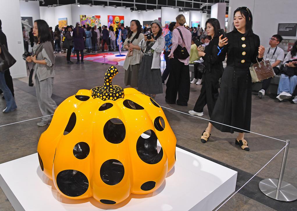 3月28日，觀眾在2025年巴塞爾藝術(shù)展香港展會參觀。新華社記者 陳鐸 攝