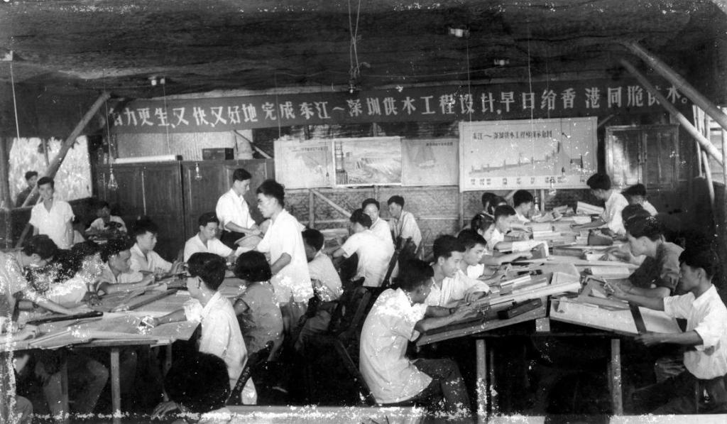 　　東深供水工程技術設計人員工作場景，當時設計團隊的理念是要“又快、又好地完成東深供水工程設計，早日給香港同胞供水”（資料照片）。新華社發(fā)（廣東省水利廳供圖）