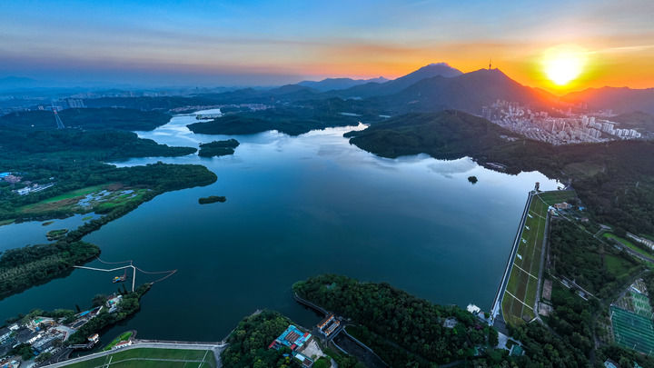 東深供水工程深圳水庫(kù)朝陽(yáng)初升的景象（無(wú)人機(jī)照片，資料照片）。新華社發(fā)（廣東省水利廳供圖）