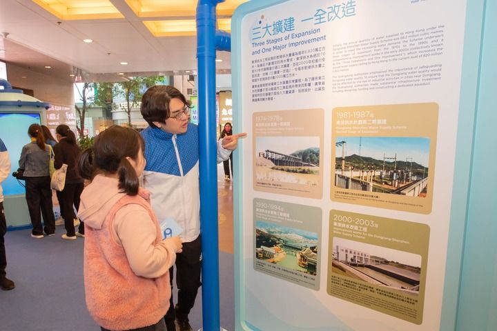 香港特別行政區(qū)政府水務(wù)署以“一脈相連 飲水思源”為主題，在香港銅鑼灣時(shí)代廣場(chǎng)啟動(dòng)“東江水供港60周年”專(zhuān)題巡回展覽。這是展覽現(xiàn)場(chǎng)（2025年1月11日攝）。新華社發(fā)（香港特別行政區(qū)政府水務(wù)署供圖）