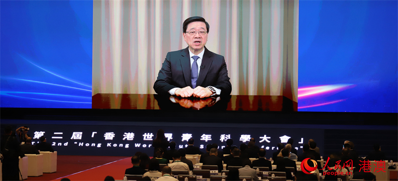 圖3.香港特區(qū)行政長官李家超通過視頻致辭。人民網(wǎng) 嚴小晶 攝