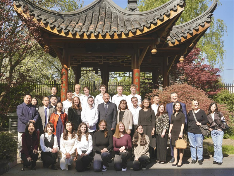 圖為參訪師生在印度尼西亞。（外交部駐澳門公署供圖）