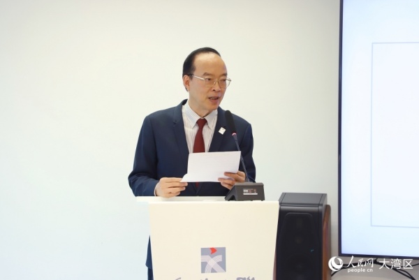 全國人大代表、香港文聯(lián)會長馬逢國介紹相關(guān)文藝項目。人民網(wǎng) 吳宇揚揚 攝