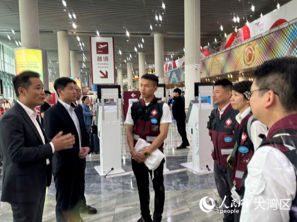 圖為澳門特區(qū)政府衛(wèi)生局局長(zhǎng)羅奕龍（左）為醫(yī)療隊(duì)送行。人民網(wǎng)記者 富子梅攝