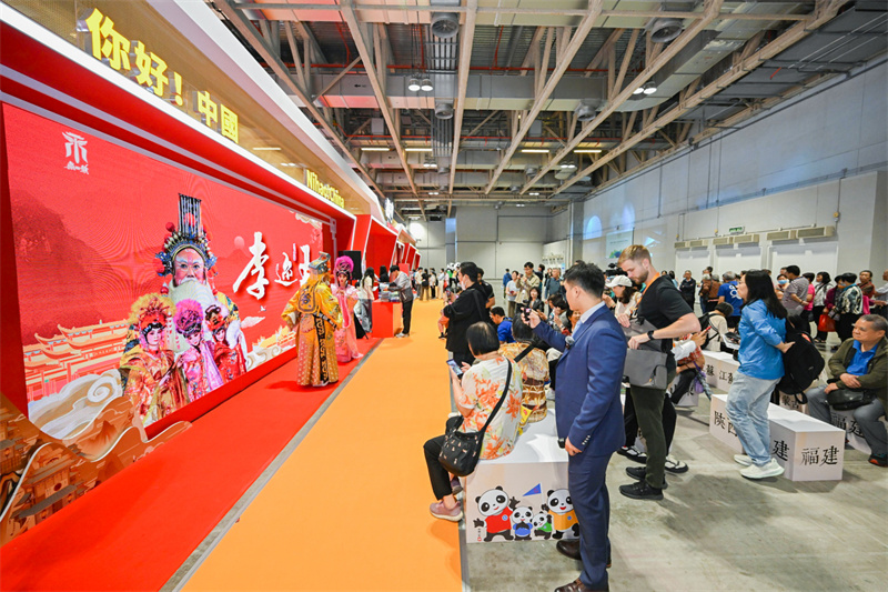 中國內(nèi)地集中展區(qū)現(xiàn)場呈現(xiàn)精彩表演。亞洲旅游中心供圖