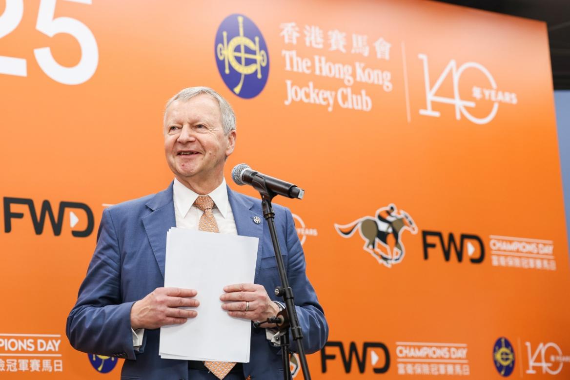 香港賽馬會行政總裁應(yīng)家柏賽后發(fā)言。主辦方供圖
