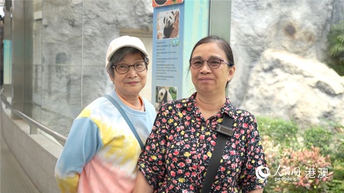 澳門居民鐘女士和朋友在大熊貓館參觀。人民網(wǎng) 吳宇揚(yáng)揚(yáng)攝