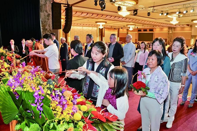 澳門民眾參與浴佛祈福儀式。澳門佛教總會供圖