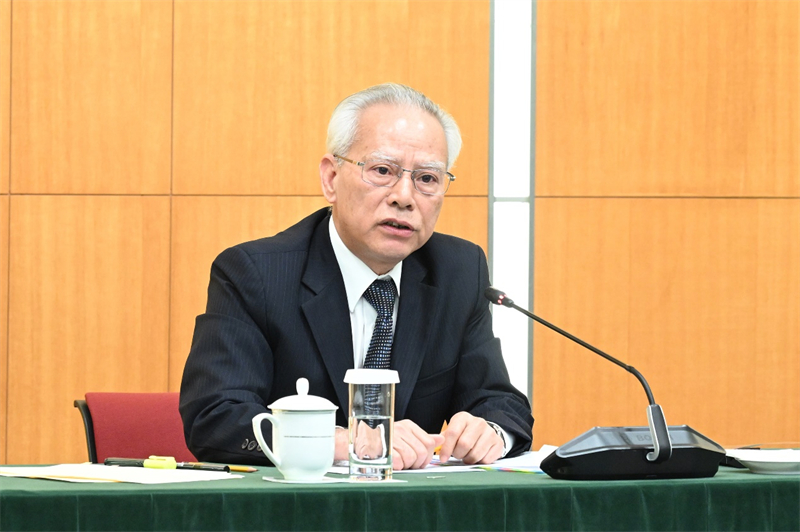 圖為岑浩輝會(huì)見(jiàn)傳媒并回答記者提問(wèn)。（澳門(mén)特區(qū)政府新聞局供圖）