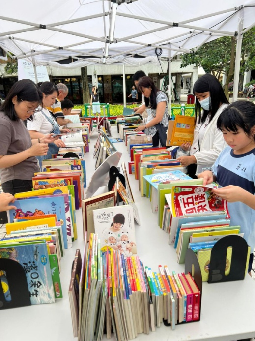 圖為“閱讀多點(diǎn)”的“以書(shū)易書(shū)”活動(dòng)現(xiàn)場(chǎng)。澳門特區(qū)政府文化局供圖