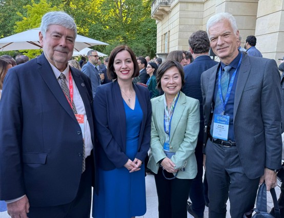蔡若蓮出席倫敦出席2025世界教育論壇，并與英國教育大臣布麗奇特·菲利普森等教育界代表會面。香港特區(qū)政府教育局供圖