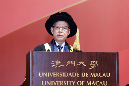 圖為岑浩輝在澳門大學(xué)2025年畢業(yè)典禮上致辭。澳門特區(qū)政府新聞局供圖