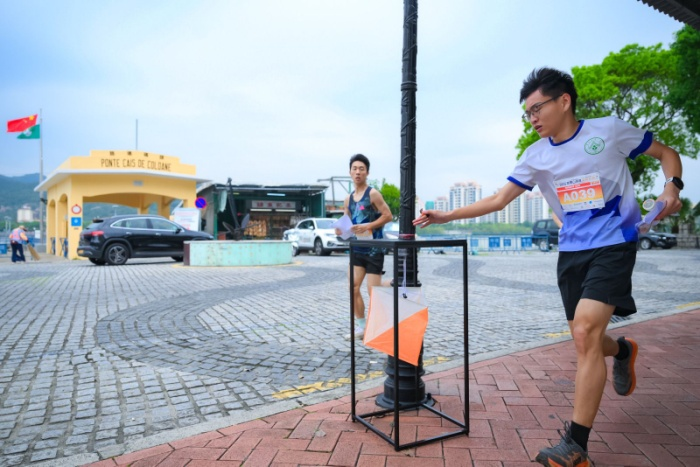 圖為選手們?cè)讵?dú)具特色的路環(huán)賽道上。主辦方供圖