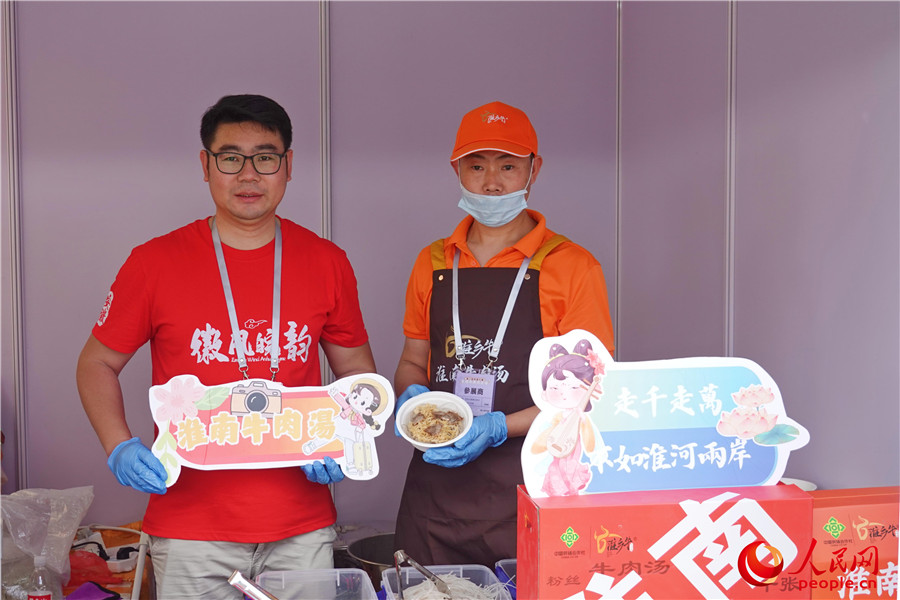 地方特色美食亮相“中華美食街”。人民網(wǎng) 吳宇揚(yáng)揚(yáng) 攝