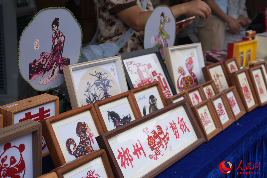 非遺剪紙在嘉年華展出。人民網(wǎng) 實習生王悅 攝