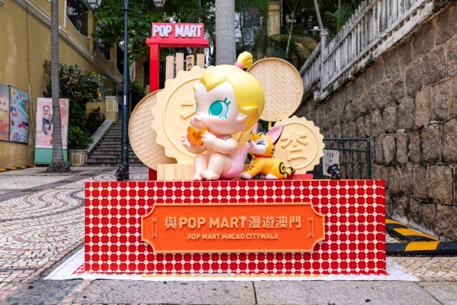 圖為Baby Molly在瘋堂斜巷帶大家選購澳門特色手信。澳門特區(qū)政府旅游局供圖