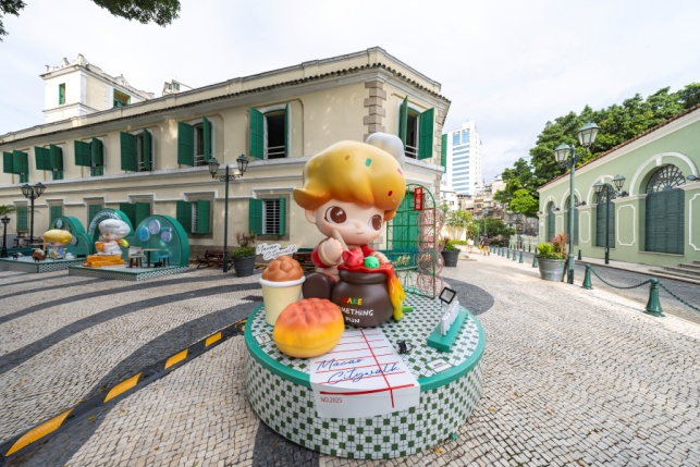 圖為DIMOO在崗頂前地邀請大家享用澳門美食。澳門特區(qū)政府旅游局供圖