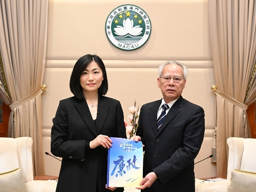 圖為廉政專員歐陽湘向行政長官岑浩輝提交《2024澳門廉政公署工作報(bào)告》。（澳門特區(qū)廉政專員辦公室供圖）