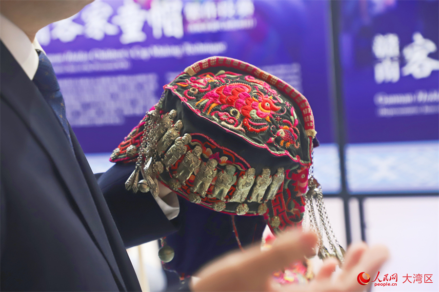工作人員介紹定南客家童帽制作技藝。人民網(wǎng) 吳宇揚(yáng)揚(yáng)攝