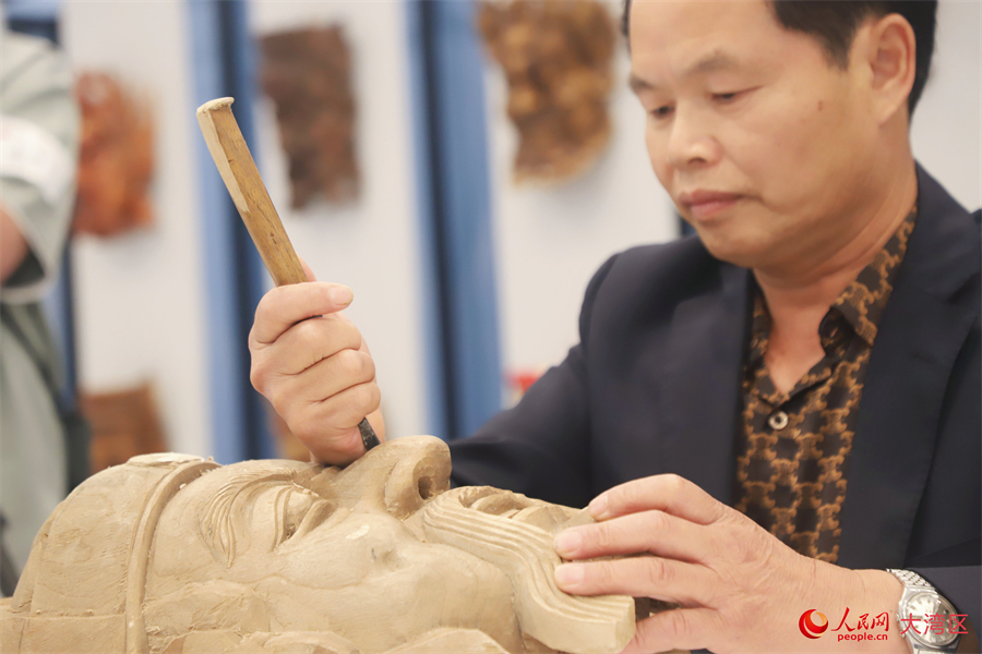 萍鄉(xiāng)湘東儺面具國(guó)家級(jí)非遺代表性傳承人彭國(guó)龍現(xiàn)場(chǎng)制作中。人民網(wǎng) 吳宇揚(yáng)揚(yáng)攝