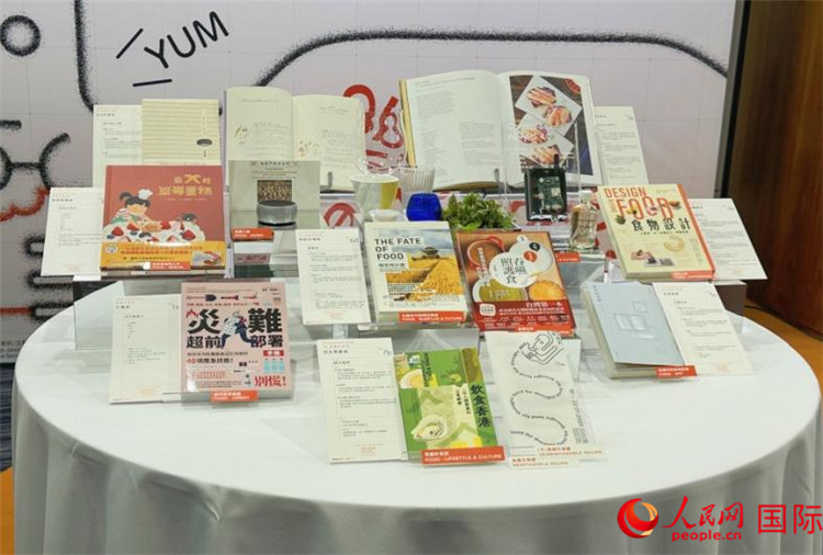 第35屆香港書展部分書籍展示。人民網(wǎng)實(shí)習(xí)生 楊潔蕾攝