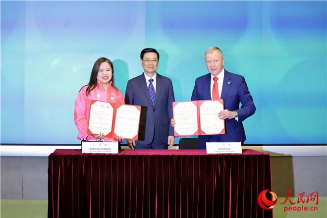 馬會(huì)支持十五運(yùn)會(huì)和殘?zhí)貖W委會(huì)香港賽區(qū)簽署儀式在特區(qū)政府總部舉行。人民網(wǎng) 嚴(yán)小晶 攝