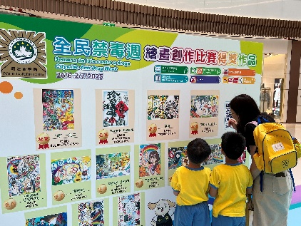 圖為“全民禁毒周”繪畫比賽優(yōu)秀作品展覽。澳門特區(qū)司法警察局供圖