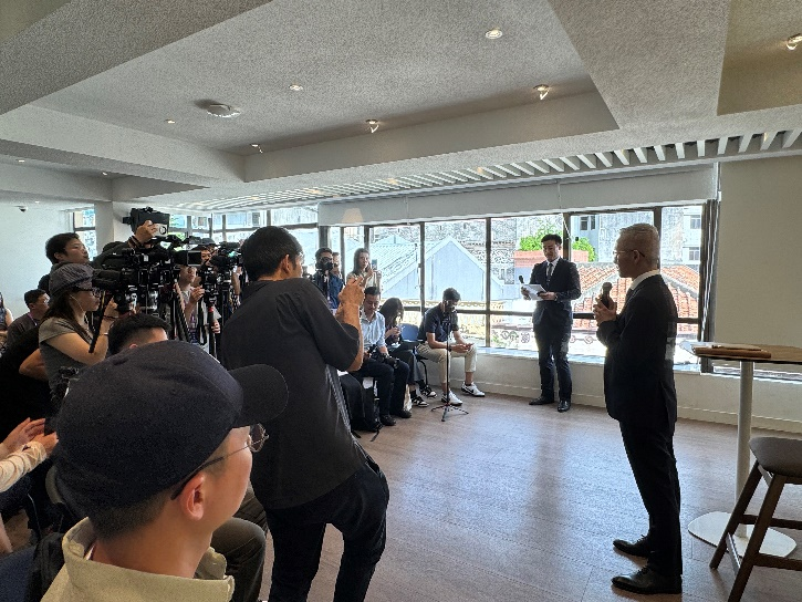 圖為戴建業(yè)(右)接受粵港澳媒體灣區(qū)行聯(lián)合采訪團(tuán)采訪。人民網(wǎng)記者 富子梅 攝