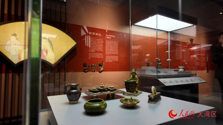 重現(xiàn)“茶圣”陸羽形象的三彩茶具及坐俑模型。人民網(wǎng)實習生 虞樂嘉攝