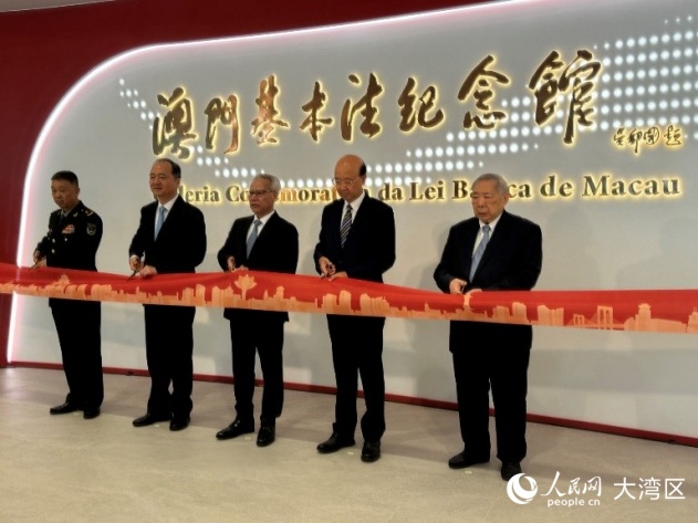 岑浩輝（中）等為紀(jì)念館重整新開剪彩。人民網(wǎng)記者 富子梅攝