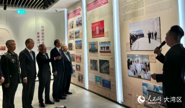 岑浩輝等參觀展覽。人民網(wǎng)記者 富子梅攝