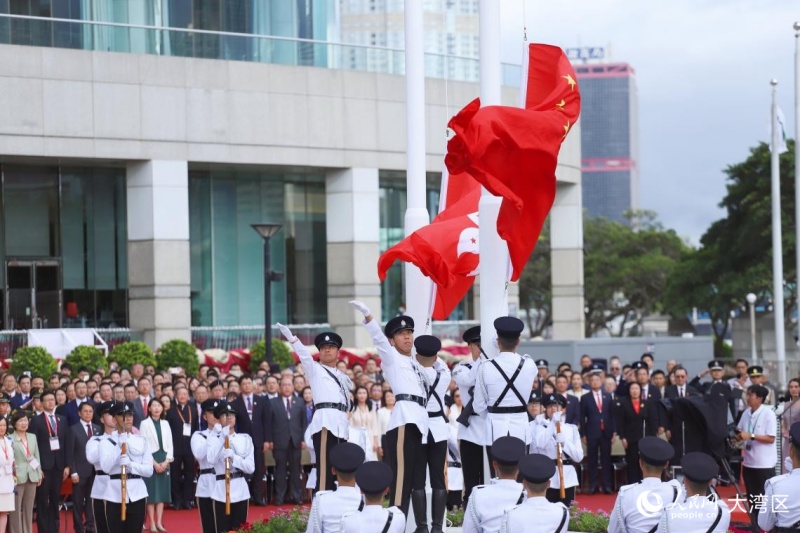 7月1日，香港特區(qū)政府在金紫荊廣場(chǎng)舉行升旗儀式。人民網(wǎng) 吳宇揚(yáng)揚(yáng)攝