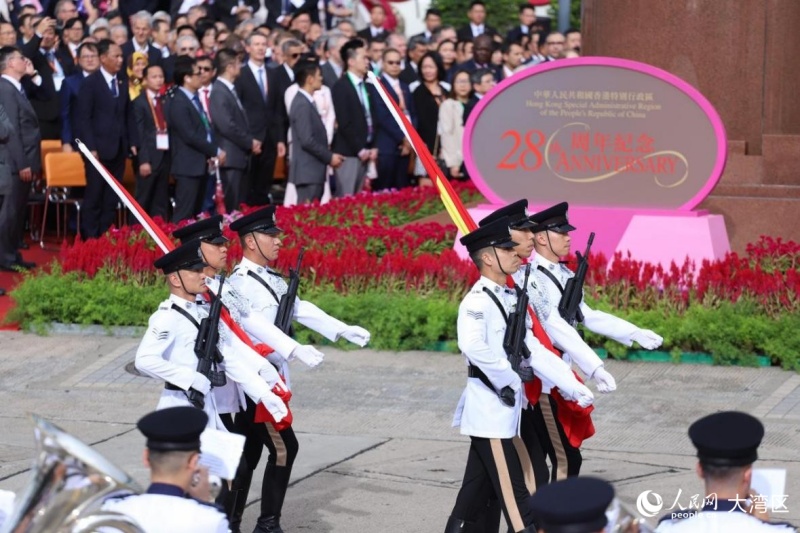 護旗方隊踏著中式步操，進入金紫荊廣場。人民網(wǎng) 吳宇揚揚攝