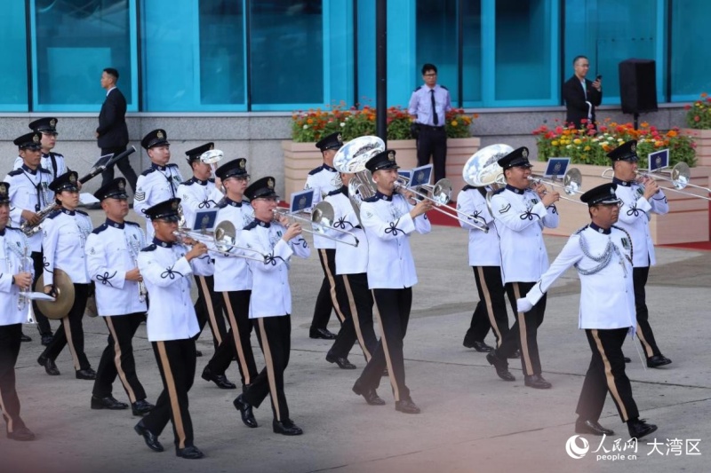 香港警察銀樂隊進入會場。人民網(wǎng) 吳宇揚揚攝