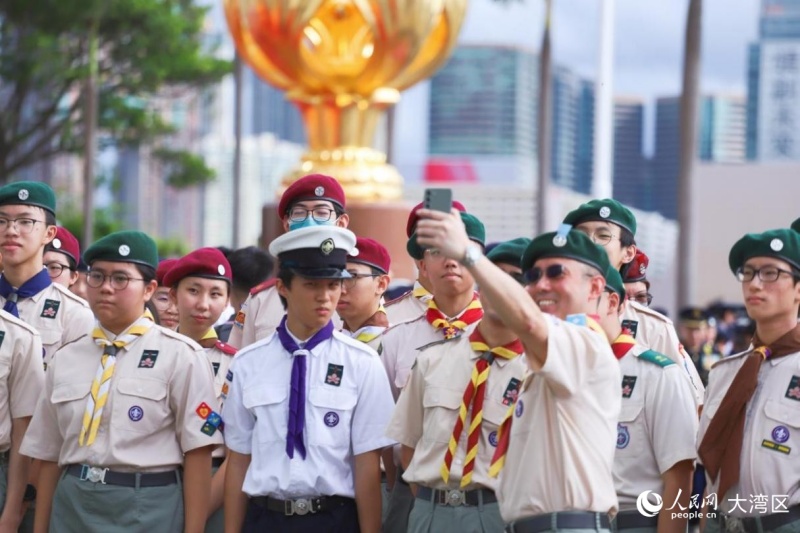 升旗儀式結(jié)束后，香港童軍總會(huì)在金紫荊廣場(chǎng)合影留念。人民網(wǎng) 吳宇揚(yáng)揚(yáng)攝