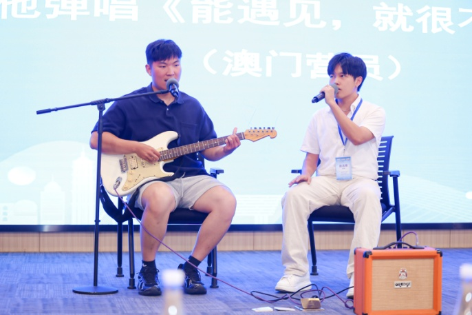 圖為澳門營(yíng)員在閉營(yíng)儀式上演出。（澳門基金會(huì)供圖）