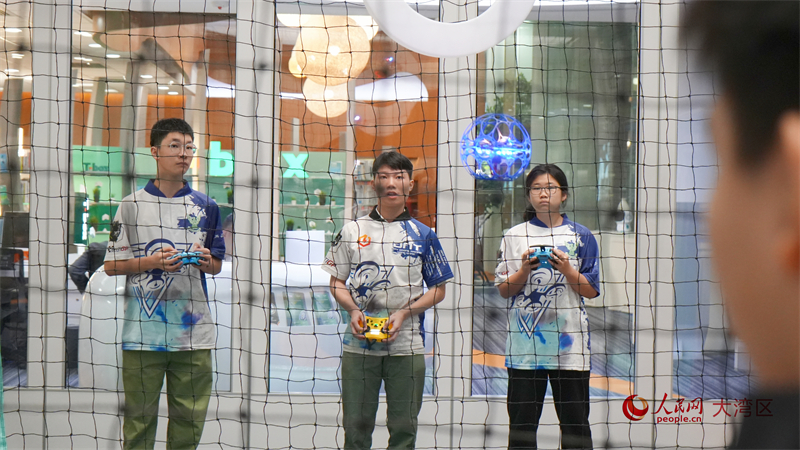 圖1.中國(guó)香港無(wú)人機(jī)總會(huì)帶來(lái)“無(wú)人機(jī)足球”項(xiàng)目演示。人民網(wǎng) 吳宇揚(yáng)揚(yáng) 攝