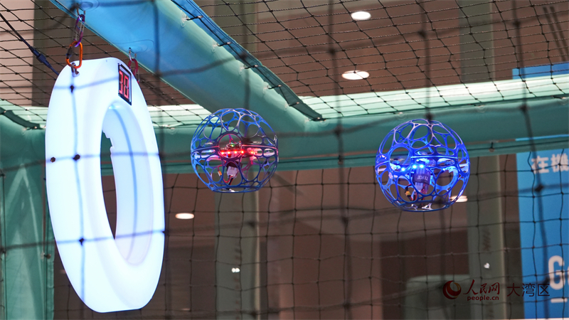 圖4.幾架在鏤空球體內(nèi)的無人機(jī)展開攻防。人民網(wǎng) 吳宇揚(yáng)揚(yáng) 攝