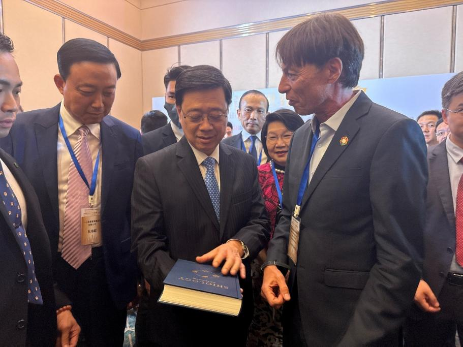 圖1.世界食事論壇國(guó)際戰(zhàn)略高級(jí)顧問(wèn)、聯(lián)合國(guó)FAO/WHO食品法典委員會(huì)原秘書(shū)長(zhǎng)Tom Dietmar Heilandt向李家超贈(zèng)送《Shiology》。主辦方供圖