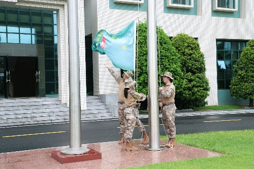 圖為夏令營學員升營旗。澳門特區(qū)教青局供圖