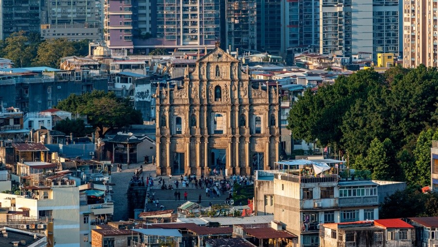 .澳門大三巴牌坊與哪吒廟比鄰而立。澳門特區(qū)政府文化局視頻資料截圖