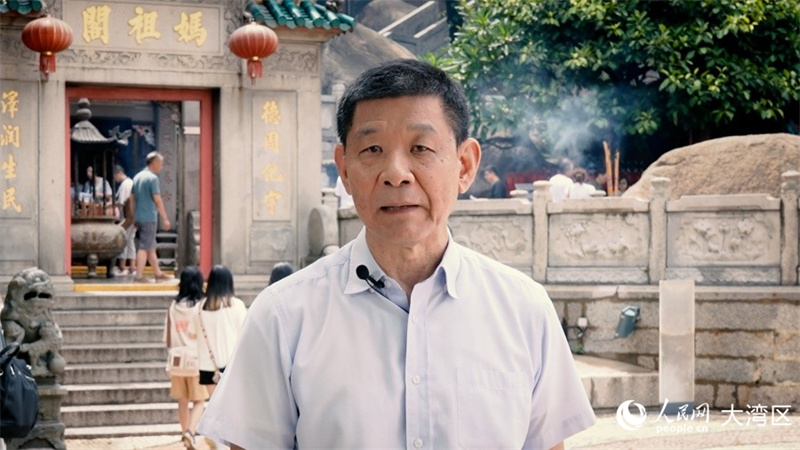 澳門口述歷史協(xié)會導(dǎo)賞員李宇逵介紹澳門歷史城區(qū)。人民網(wǎng) 吳宇揚(yáng)揚(yáng)攝