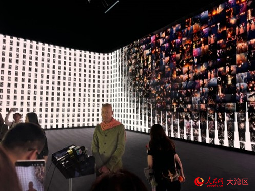 蔡國強(qiáng)在特展展場受訪。人民網(wǎng)記者 富子梅攝