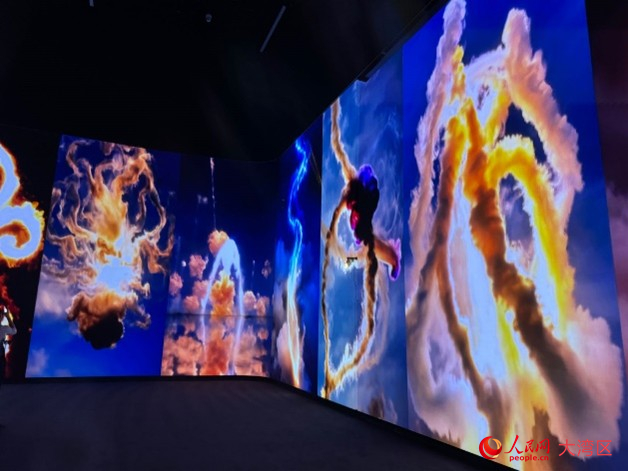 現(xiàn)場呈現(xiàn)的觀眾參與創(chuàng)作的數(shù)字煙花。人民網(wǎng)記者 富子梅攝