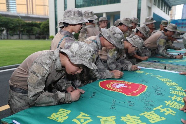 參訓(xùn)學(xué)生紛紛在營(yíng)旗上留下感言。陳帥攝